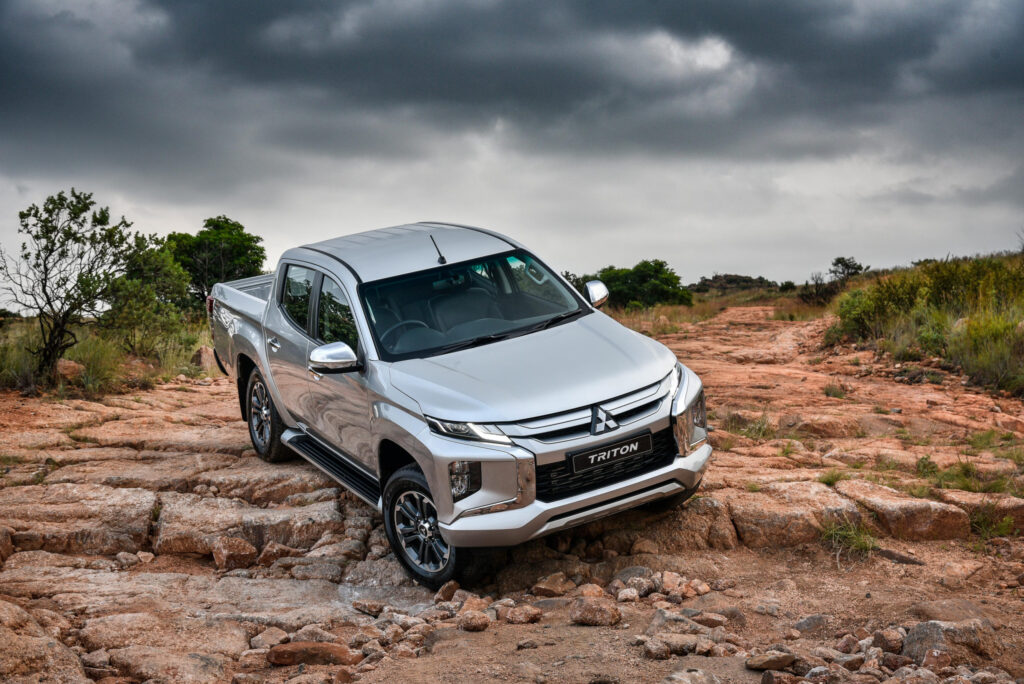harga mobil triton 4x4 baru